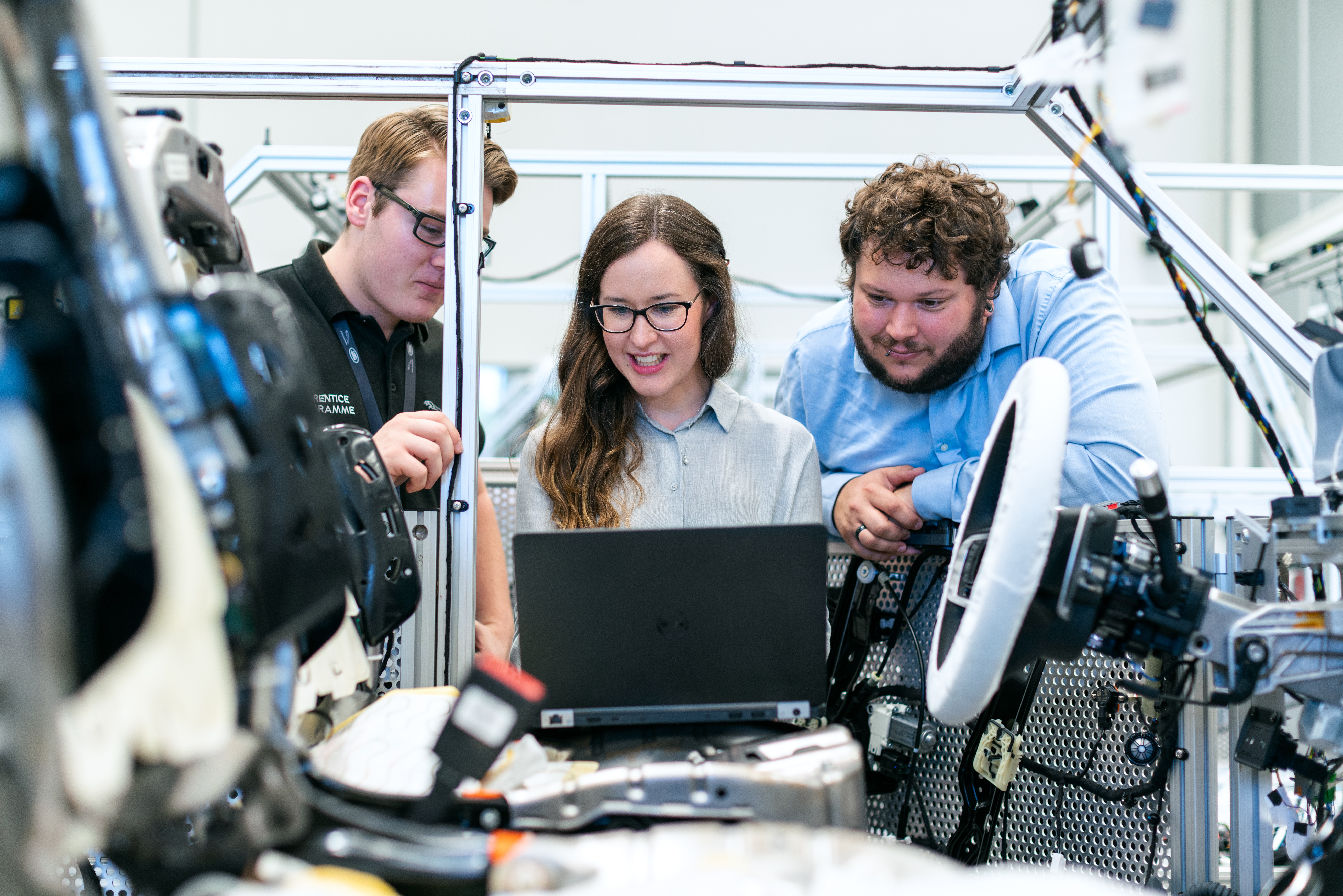 Equipe de engenharia avaliando sistemas em um laptop