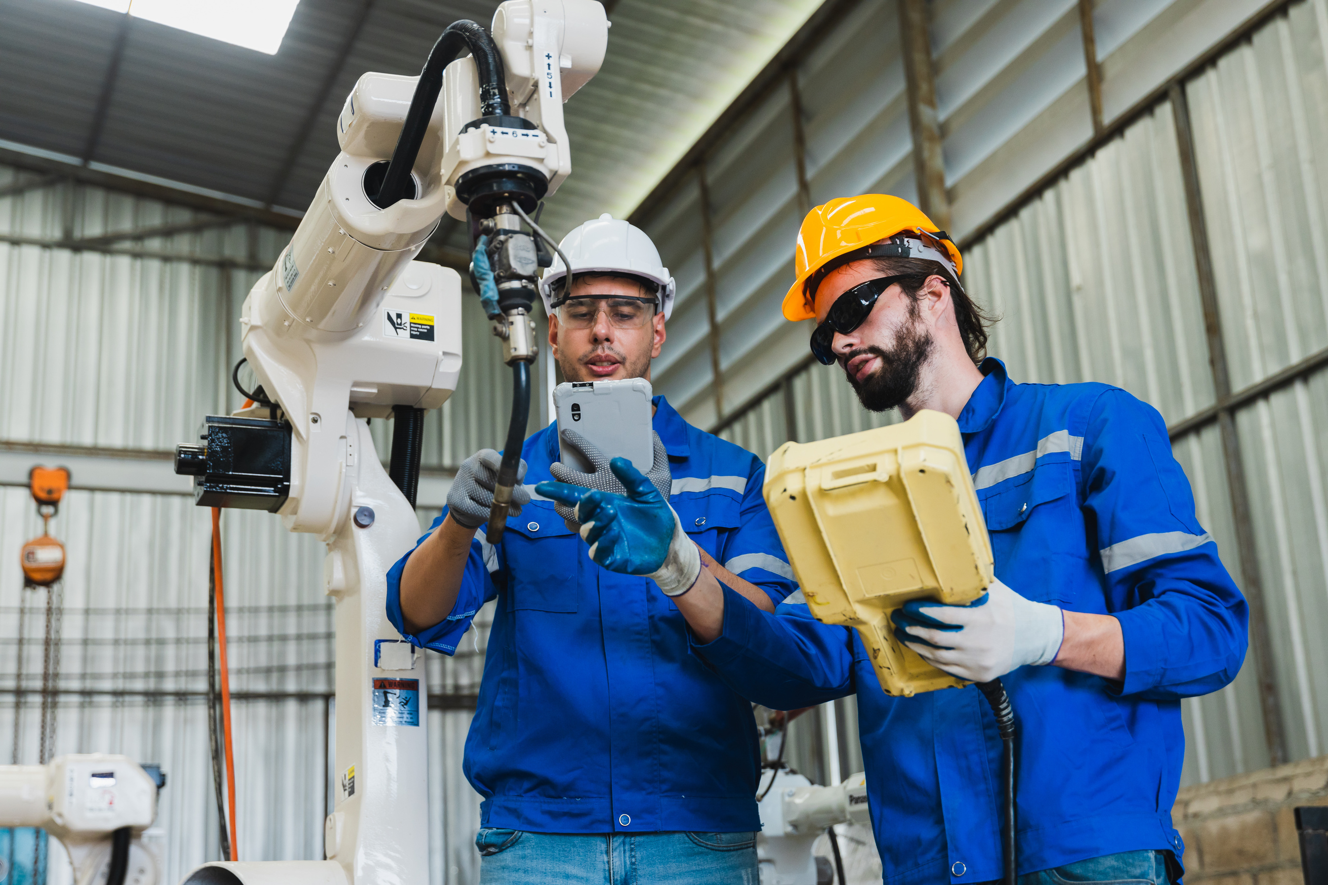 Técnicos inspecionando um equipamento industrial
