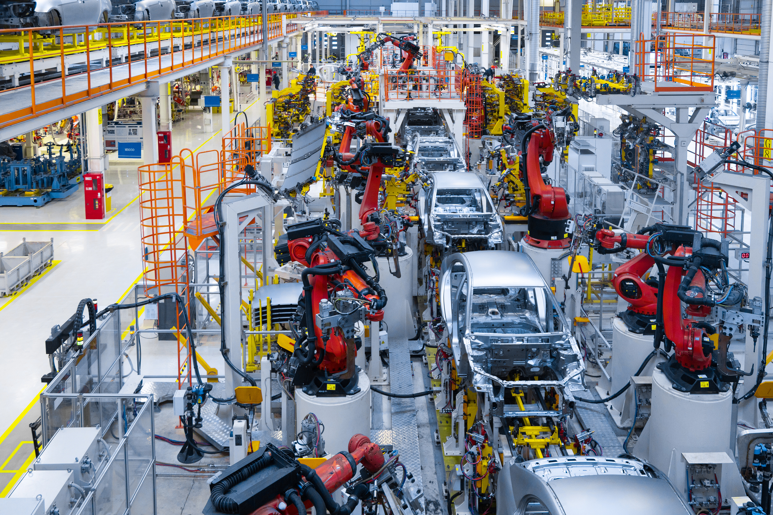 Linha de montagem automotiva com robôs industriais